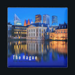 Aimant Ciel de La Haye à l'aimant de texte de l'heure ble<br><div class="desc">Aimant photo souvenir de l'horizon de la ville de La Haye, le centre gouvernemental de la Pays-Bas, au début de la soirée à l'Heure Bleue avec les gratte-ciel d'architecture moderne derrière le musée historique de Mauritshuis, Binnenhof bâtiment du parlement et le lac Hofvijver avec le texte : 'La Haye, Pays-Bas'....</div>
