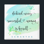 Aimant Citation de femme réussie Turquoise Aquarelle Scri<br><div class="desc">"Derrière chaque femme prospère se trouve elle-même." Alors qui a besoin du Prince Charming ? Faites votre propre "heureux toujours après" et embrassez "girl power" chaque fois que vous utilisez ce stylé, coloré inspiré féministe nom personnalisé magnet carré avec la typographie manuscrite noire sucrée superposant un aqua bleu turquoise vert...</div>