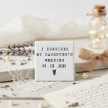 Aimant Citation de mariage de fille survivre avec date<br><div class="desc">Gardez la joie et l'humour du mariage de votre fille à portée de main avec cet aimant élégant. Avec « J'ai survécu au mariage de ma fille » en gras noir et une date personnalisable, il transforme les espaces quotidiens en un rappel sentimental d'amour, de fierté et de rire. Parfait...</div>