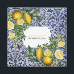 Aimant Citrons méditerranéens Mariage portugais Favoriser<br><div class="desc">Carrelage traditionnel peint à la main du Portugal avec des citrons méditerranéens. Pièce d'artisanat azulejo bleu et blanc en feuilles florales. Une belle décoration méditerranéenne représentant des citrons jaunes avec leur verdure et fleurit contre un motif portugais vintage bleu et blanc. Le texte mariage est élégamment encadré d'une forme géométrique...</div>