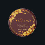 Aimant Classy Bourgogne & Gold Floral Mariage bienvenue<br><div class="desc">L'aimant d'accueil à la florale Mariage de la Bourgogne et de l'or Classy a un arrière - plan bordeaux foncé qui est orné d'un motif de verdure fleurie dorée complexe et d'une typographie moderne. La combinaison du riche bordeaux et de l'or chatoyant crée une esthétique élégante et luxueuse. ♥ Affichez...</div>