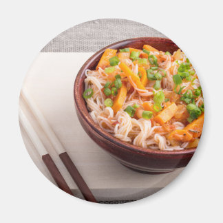 Aimant Closeup Plat asiatique de nouilles de riz et de lé