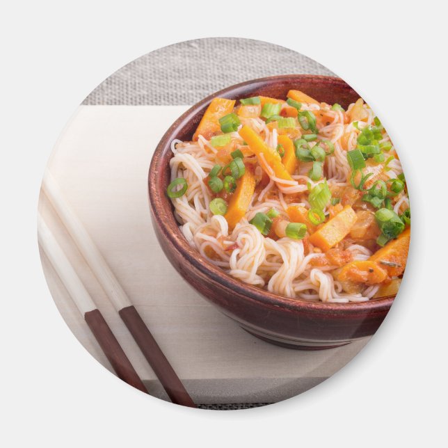 Aimant Closeup Plat asiatique de nouilles de riz et de lé (Devant)