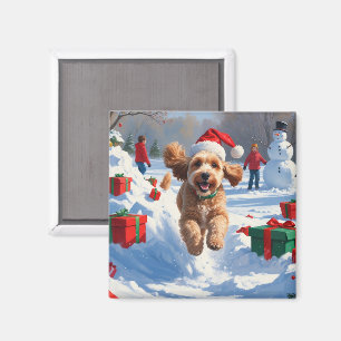 Aimant Cockapoo courant dans la neige avec un chapeau de