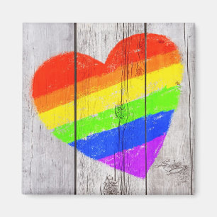 Aimant coeur d'arc-en-ciel sur un panneau en bois sale
