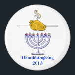 Aimant commémoratif Hanukkahgiving<br><div class="desc">Amusant Thanksgivakkah / Hanukkahgiving aimant commémoratif avec des graphiques humoristiques d'une dinde torréfiée sur une tige de broche au-dessus d'une menorah. Texte bleu,  en bas,  Thanksgivakkah 2013. Quel moment spécial pour célébrer et ne se reproduira pas pendant 70 000 ans !</div>