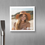 Aimant Conception photo minime tendance avec année<br><div class="desc">Une excellente façon d'afficher vos photos carrés à partir de votre compte en ligne. Ajoutez une photo carré pour faire un bon souvenir. Si vous devez ajuster le texte ou l'image,  cliquez sur le lien personnaliser.</div>