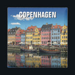 Aimant Copenhague Danemark Voyages<br><div class="desc">Copenhague, capitale du Danemark, est une ville dynamique connue pour sa riche histoire, son architecture étonnante et sa qualité de vie élevée. L'une des villes les plus adaptées aux cyclistes du monde, elle dispose d'un vaste réseau de pistes cyclables qui permettent aux résidents et aux touristes de découvrir facilement ses...</div>