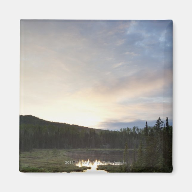 Aimant Coucher De Soleil Sur Un Étang Bruyant (Devant)