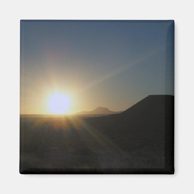 Aimant coucher du soleil dans le désert. (Devant)