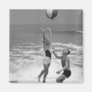 Aimant Couple jouant avec un Beachball