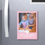 Aimant Cute Heart Love You Granny's Mother's Day Photo<br><div class="desc">L'aimable photo de la Fête des Mères de Granny vous présente votre photo préférée avec le texte "(coeur d'amour) vous grand-mère" dans un script moderne avec vos noms ci-dessous sur un arrière - plan rose. Personnalisez en modifiant le texte dans la zone de texte fournie et en ajoutant votre propre...</div>