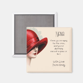 Aimant Dame Art déco avec casquette rouge