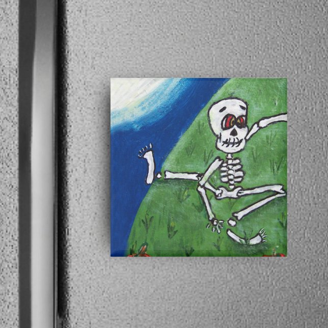 Aimant Danser Funny Skeleton Moon (Silly dancing skeleton under moon on grassy hill on square Halloween magnet.)