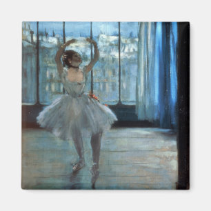 Aimant Danseur d'Edgar Degas devant une fenêtre