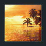 Aimant de coucher de soleil de palmier horizontal<br><div class="desc">Aimant photo avec un palmier horizontal accroché à l'eau de l'océan pacifique au coucher du soleil sur une île tropicale.</div>