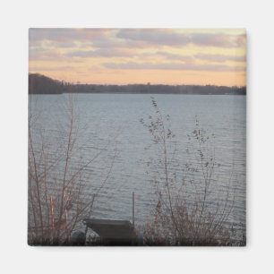 Aimant de coucher de soleil sur la rive du lac