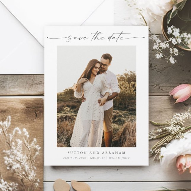 Aimant de mariage minimal avec photo et texte scri (An elegant photo wedding save the date magnet with handwritten script and minimal typography.)