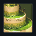 Aimant Décor de gâteau Mariage vert irlandais<br><div class="desc">Décor de gâteau mariage vert irlandais avec pois et arc. Parfait pour la mariée et mariée irlandaise Montrez vos invitations en style! Nous aimons les commandes personnalisées !</div>