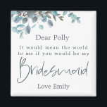 Aimant Demande d'aide-mémoire de script feuille d'eucalyp<br><div class="desc">Une belle façon de poser cette question spéciale,  offrez cet aimant avec des feuilles Blue Eucalyptus ornant le bord supérieur avec Bridesmaid en set typographie moderne design en bleu foncé. Le reste du texte peut être facilement personnalisé.</div>