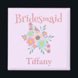 Aimant Demoiselle d'honneur de bouquet floral<br><div class="desc">Un aimant de bouquet floral pour votre demoiselle d'honneur, ce bel aimant comporte un arrière - plan coloré par lilas avec un bouquet floral rose et bleu au milieu. Sous le bouquet est un modèle customisé pour ajouter son nom. Achetez votre aimant de demoiselle d'honneur aujourd'hui ! Illustration créée par...</div>