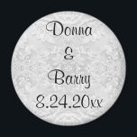 Aimant Dentelle Mariage mariée blanche<br><div class="desc">Une merveilleuse série de produits avec différents styles de dentelle, broderie, satin, soie, perles, strass et bijoux créés à partir d'images de robes mariages. Certaines ont un aspect résolument vintage tandis que d'autres sont plus modernes dans le design. Il y a l'aspect délicat de la dentelle, les zones plissées sur...</div>