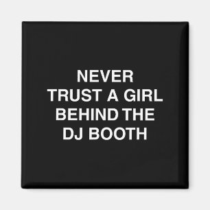 Aimant Derrière le stand du dj techno edm festival mème d