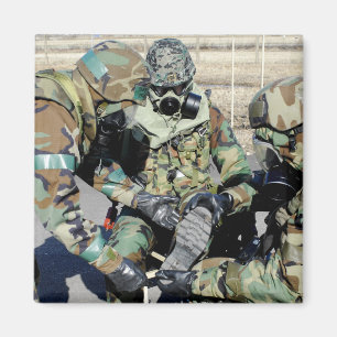 Aimant Des aviateurs aident un soldat de l'armée de terre