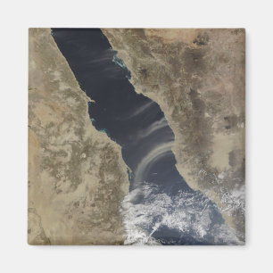 Aimant Des panaches de poussière explosent au large des c