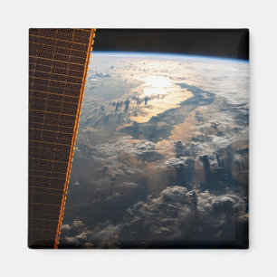 Aimant Des Poutres Sunglint Au Large De La Mer Des Célèbe