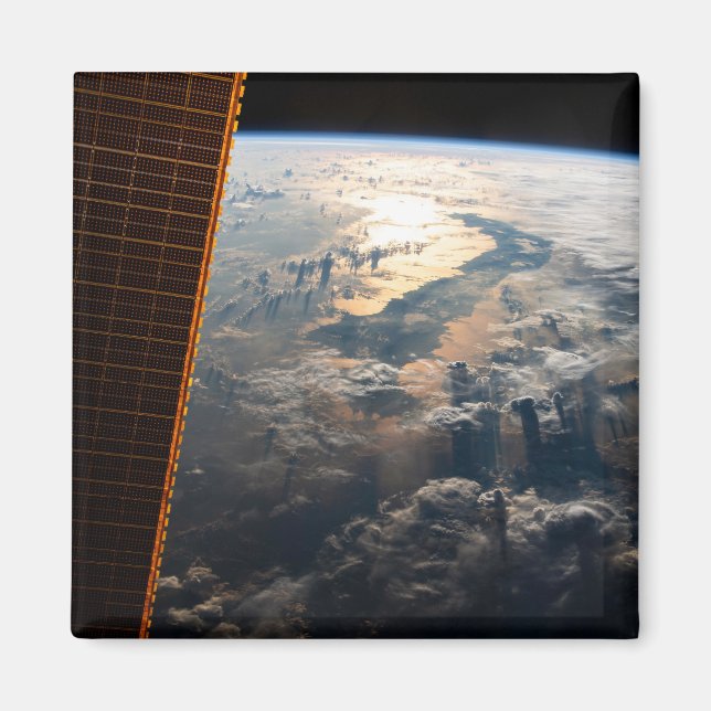 Aimant Des Poutres Sunglint Au Large De La Mer Des Célèbe (Devant)