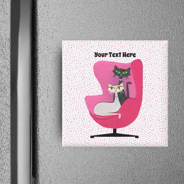 Aimant Deux chats en rose chaise mi-siècle rose points ro (Mid century cats sitting in bright pink chair pink polka dots on white square magnet.)