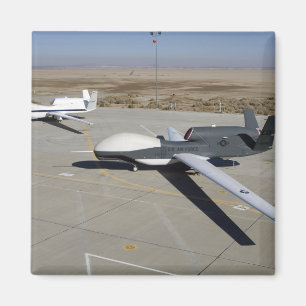 Aimant Deux Global Hawks stationnés sur une rampe