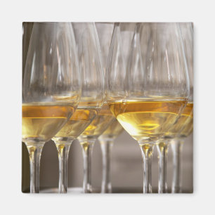 Aimant deux rangées de verres à vin avec du vin blanc dou