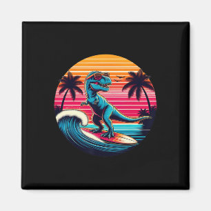 Aimant Dinosaure drôle surfant sur le coucher de soleil r