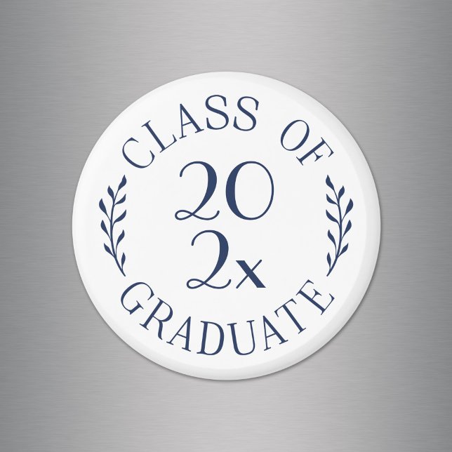 Aimant Diplômé de la promotion 2023 Chic Typographie Mari (Class of Year Graduate Chic Navy Typography Magnet in situ)