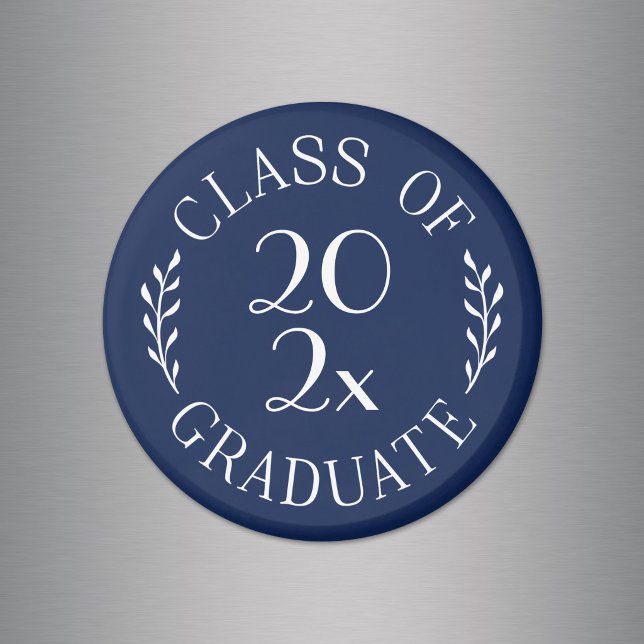 Aimant Diplômé de la promotion 2023 Typographie chic bleu (Class of Year Graduate Chic Typography Navy Blue Magnet in situ)