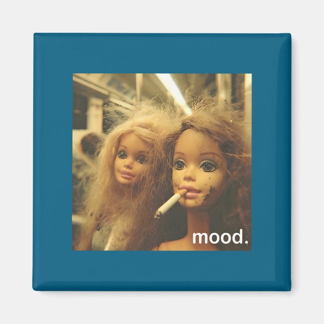 Aimant Distressed Doll Face Meme Premium (Devant)