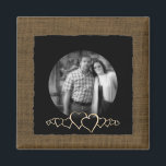 Aimant do-it-yourself Créez votre propre | Photo personna<br><div class="desc">Faites votre propre aimant photo rustique personnalisé. Idéal pour un cadeau photo souvenir personnalisé pour des occasions spéciales et des événements spéciaux - Cadre noir de style simple avec des bords déchirés et un arrière - plan brun brun brun de pays. Rangée enfermée de coeurs romantiques mignons en bas. Photo...</div>