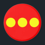 Aimant Drapeau de Christiania<br><div class="desc">Freetown Christiania,  aussi connue sous le nom de Christiania,  est une communauté et une commune intentionnelle dans l'arrondissement de Christianshavn dans la capitale danoise de Copenhague sur l'île d'Amager. Drapeau de Christianie Les trois points représentent les trois "Je suis dans le nom "Christiania".</div>