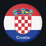 Aimant Drapeau de Croatie<br><div class="desc">Le drapeau de la Croatie est l'un des symboles étatiques de la Croatie. Il se compose de trois dimensions égales, bandes horizontales en couleurs rouge, blanc et bleu. Le drapeau combine les couleurs des drapeaux du royaume de Croatie (rouge et blanc), du royaume de Slavonie (blanc et bleu) et du...</div>