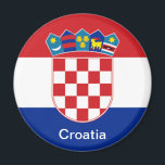 Aimant Drapeau de Croatie<br><div class="desc">Le drapeau de la Croatie est l'un des symboles étatiques de la Croatie. Il se compose de trois dimensions égales, bandes horizontales en couleurs rouge, blanc et bleu. Le drapeau combine les couleurs des drapeaux du royaume de Croatie (rouge et blanc), du royaume de Slavonie (blanc et bleu) et du...</div>