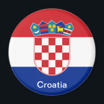 Aimant Drapeau de Croatie<br><div class="desc">Le drapeau de la Croatie est l'un des symboles étatiques de la Croatie. Il se compose de trois dimensions égales, bandes horizontales en couleurs rouge, blanc et bleu. Le drapeau combine les couleurs des drapeaux du royaume de Croatie (rouge et blanc), du royaume de Slavonie (blanc et bleu) et du...</div>