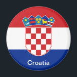 Aimant Drapeau de Croatie<br><div class="desc">Le drapeau de la Croatie est l'un des symboles étatiques de la Croatie. Il se compose de trois dimensions égales, bandes horizontales en couleurs rouge, blanc et bleu. Le drapeau combine les couleurs des drapeaux du royaume de Croatie (rouge et blanc), du royaume de Slavonie (blanc et bleu) et du...</div>