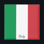 Aimant Drapeau italien (Italie)<br><div class="desc">Ce dessin présente le drapeau de l'Italie, officiellement la République italienne (en italien, "Repubblica Italiana"), qui est un pays composé d'une péninsule délimitée par les Alpes et entourée de plusieurs îles. L'Italie est située dans le centre-sud de l'Europe, et elle est également considérée comme faisant partie de l'Europe occidentale. Aujourd'hui,...</div>