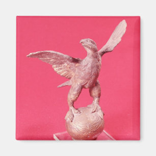 Aimant Eagle avec les ailes répandues sur une boule