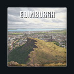 Aimant Écosse Édimbourg Arthurs Siège Voyage<br><div class="desc">Edimbourg, capitale de l'Ecosse, est une ville riche en histoire, en culture et en architecture étonnante. Connue sous le nom d'"Athènes du Nord", elle est célèbre pour son horizon dramatique, dominé par le château d'Édimbourg, qui se trouve au sommet du Rocher du Château, offrant une vue panoramique sur la ville....</div>