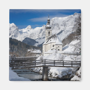 Aimant Eglise dans la neige avec les Alpes