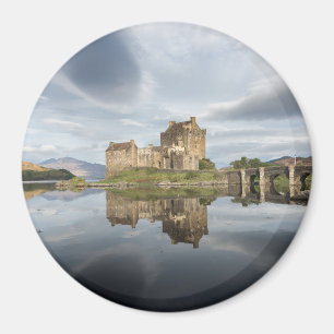 Aimant Eilean Donan Castle avec réflexion en Ecosse