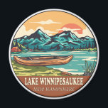 Aimant Emblème de pêche nautique du lac Winnipesaukee<br><div class="desc">Le lac Winnipesaukee dessiné à la main illustration avec canoë,  tentes et montagnes dans l'arrière - plan. Parfait pour tous ceux qui aiment visiter le lac Winnipesaukee.</div>